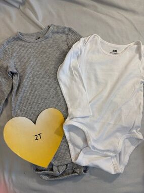 H&M - Pair of Kids Long Sleeve Bodysuit Duo in Gray and White Onesie tops